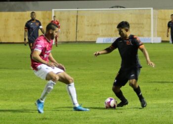 PIERDE CORRECAMINOS ANTE COYOTES EN EL CLÁSICO ANIMADO ⚽🐔🐺🧨❌
