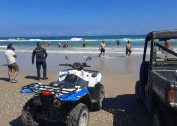 Rescatan a dos de morir ahogados en playa ‘La Pesca’