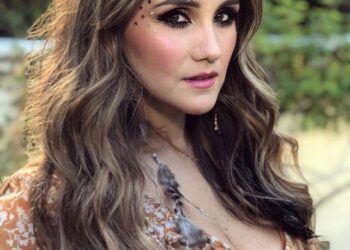 Nos sorprende dulce maría con nuevo disco.