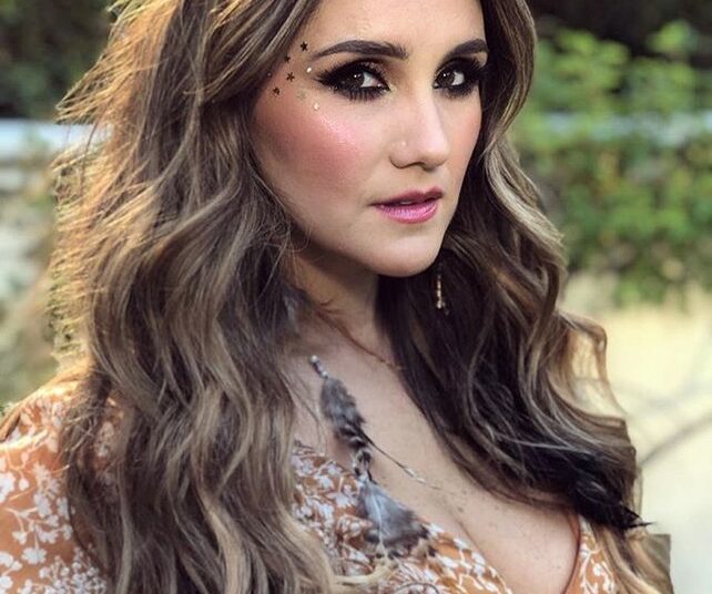 Nos sorprende dulce maría con nuevo disco.