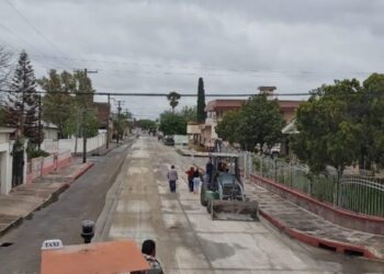 Alcalde de Matamoros supervisa la pavimentación en calle 14