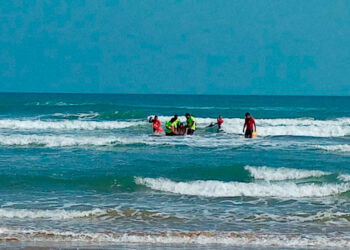 Rescatan a dos pescadores en playa Miramar