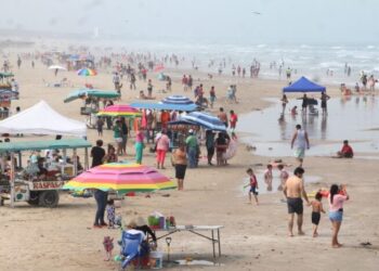 Autoridades llaman a visitantes a mantener limpia la playa de Miramar