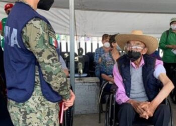Ex presidente Echeverría acude a CU para vacunarse
