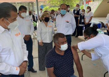 Celebra SNTE inicio de vacunación a trabajadores de la educación