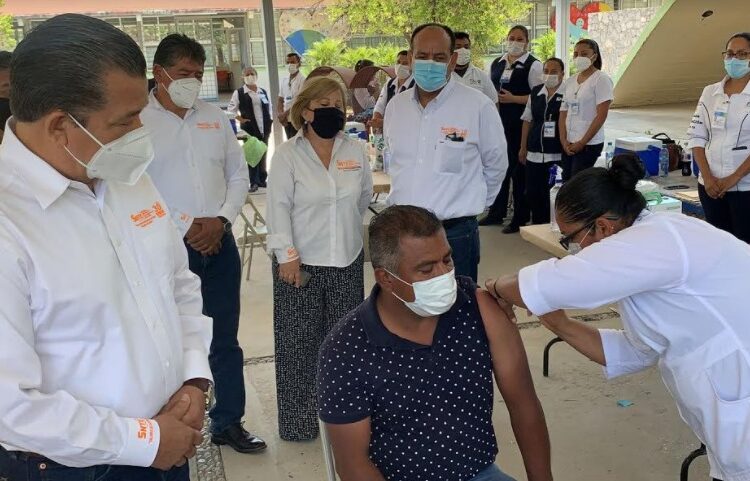 Celebra SNTE inicio de vacunación a trabajadores de la educación