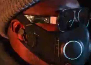 Will.i.am lanza cubrebocas futurista