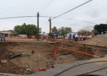 COMAPA da comienzo a reparción de socavón en la colonia Victoria en Nuevo Laredo