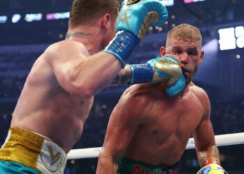 Canelo manda a Saunders al quirófano tras fracturas que le provocó