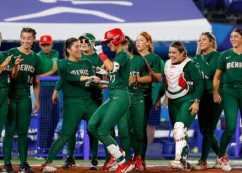 Tiran a la basura uniformes de la selección mexicana de sóftbol