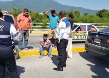 Se impacta motociclista contra vehiculo en el eje vial