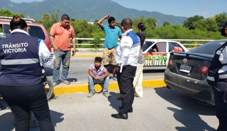 Se impacta motociclista contra vehiculo en el eje vial