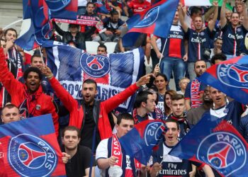 Fans del PSG ya esperan a Messi en París tras su despedida en Barcelona