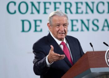 Se deslinda AMLO de carta responsiva para regreso a clases 