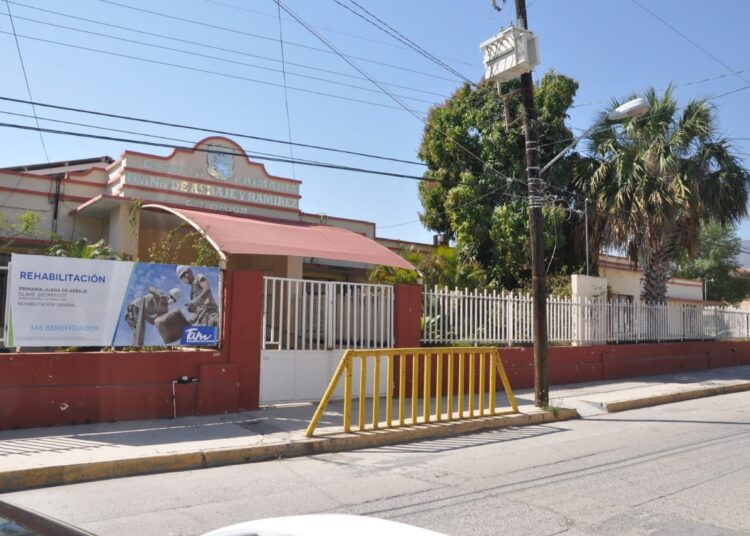 Padres de familia piden médicos en escuelas para regreso a clases