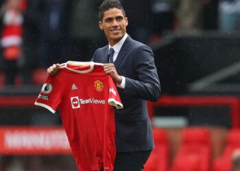 Manchester United presento oficialmente como nuevo jugador a Raphael Varane