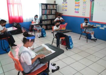 Clases presenciales se suspenderán si maestros salen positivos