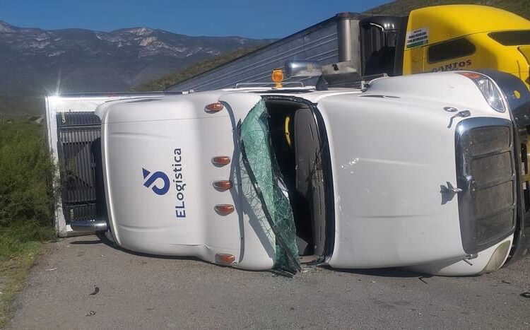 Vuelca tráiler en Jaumave y se arma la rapiña