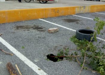 Aparece socavón en estacionamiento de mercado de Altamira