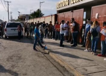 Largas filas en módulos de vacunación en Matamoros