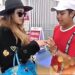 Fan le pide matrimonio a Dana Paola en aeropuerto