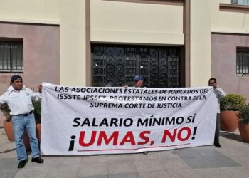 Continúan Jubilados del ISSSTE exigiendo que no les paguen en UMAS