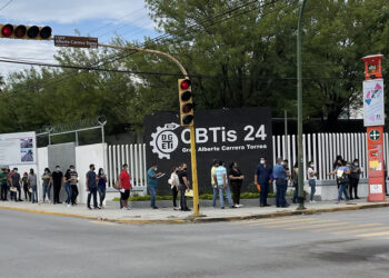 Se registran largas filas en módulos de vacunación en Ciudad Victoria