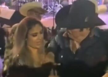 Lalo Mora toca pechos de Fan al estilo de Chente