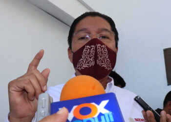 Rodolfo González Valderrama entregó tarjetas a adultos mayores en Reynosa