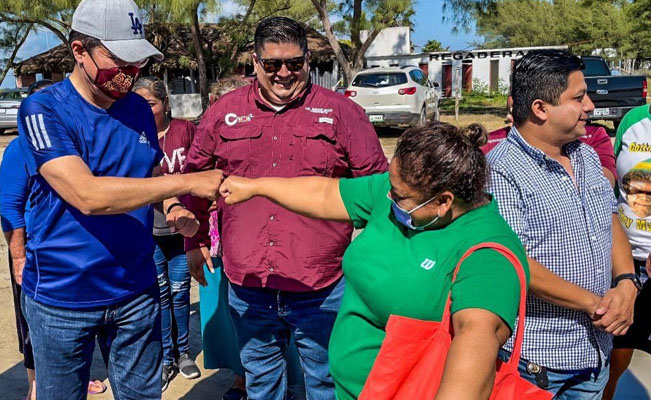 Se reúne Rodolfo González Valderrama con pescadoras de Soto la Marina