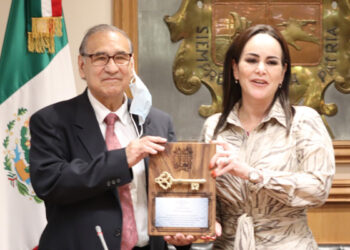 Titular de Salud de Laredo recibe llaves de NLD por donación de vacunas vs COVID-19