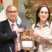 Titular de Salud de Laredo recibe llaves de NLD por donación de vacunas vs COVID-19