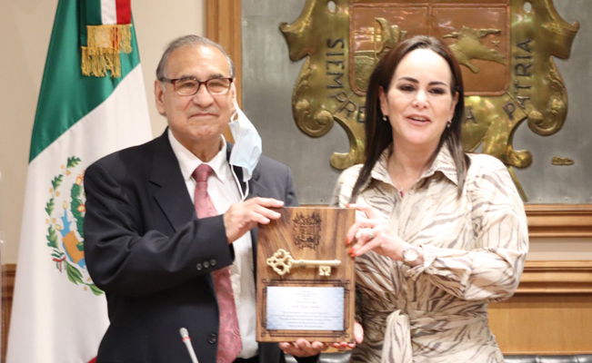 Titular de Salud de Laredo recibe llaves de NLD por donación de vacunas vs COVID-19