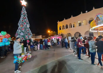 Ciudadanos viven la Navidad en pleno Centro de Nuevo Laredo