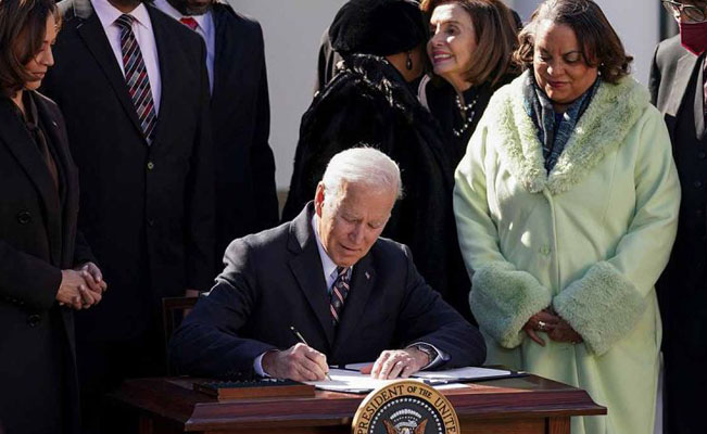Joe Biden firma ley que convierte el linchamiento en crimen de odio