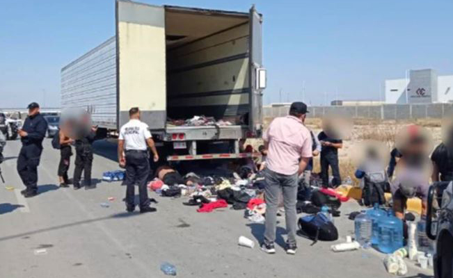 Abandonan a 64 migrantes al interior de la caja de un tráiler en Monclova