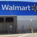 Trata de violar a una mujer en Walmart y los clientes lo atrapan