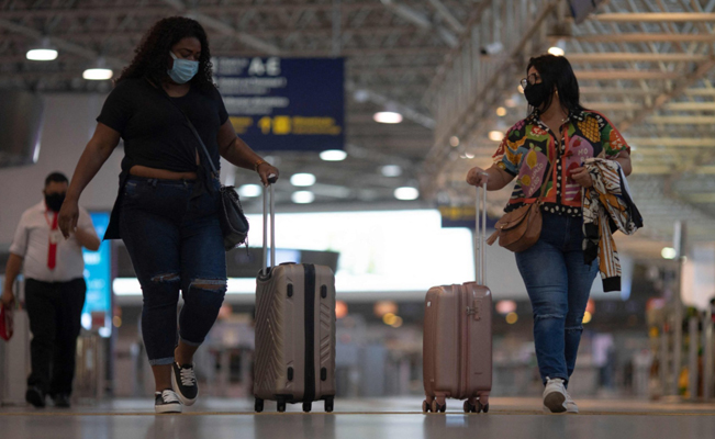 Piden uso de cubrebocas en vuelos para evitar contagios de viruela del mono en Brasil