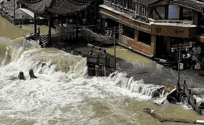 Lluvias dejan 6 muertos y miles de personas desalojadas en China