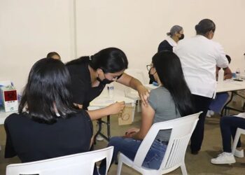 Asisten jóvenes a vacunación contra COVID-19 en Reynosa