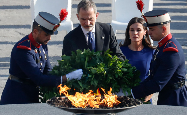 Reyes de España rinden homenaje a víctimas de la pandemia de COVID-19