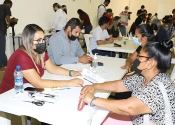 Entrega Gobierno de Reynosa las tarjetas de las becas municipales