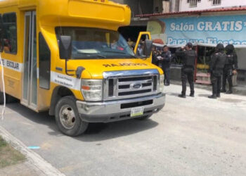Menores sufren golpe de calor a bordo de transporte escolar en Cadereyta