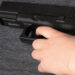 Niño de tres años encuentra pistola y mata a su mamá por accidente en Carolina del Sur