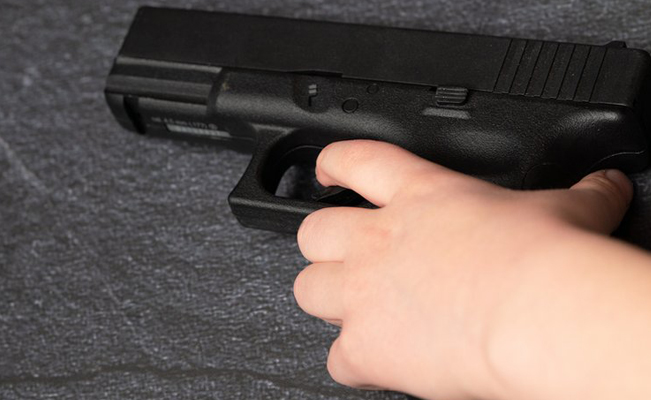 Niño de tres años encuentra pistola y mata a su mamá por accidente en Carolina del Sur