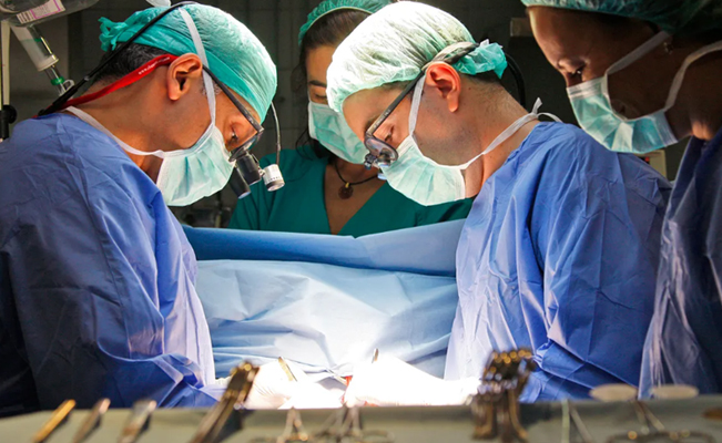 Médicos extirpan tumor de 46 kilos a una mujer en Brasil