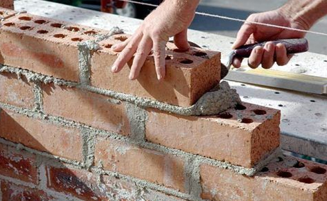 Se pasaron de lanza: albañiles construyen mal la pared de una mansión