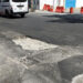 Ya estaba harto: tapa un bache con cemento y piedras