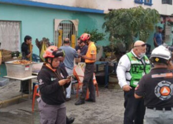 Mujer se quema con aceite tras impactarse vehículo contra puesto de chicharrones en NL