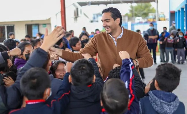 Entregó Alcalde de Reynosa computadoras a escuela de Villa Florida